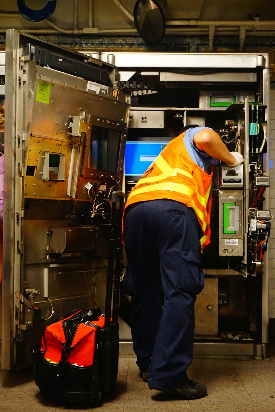 Techniker bei der Wartung einer Anlage