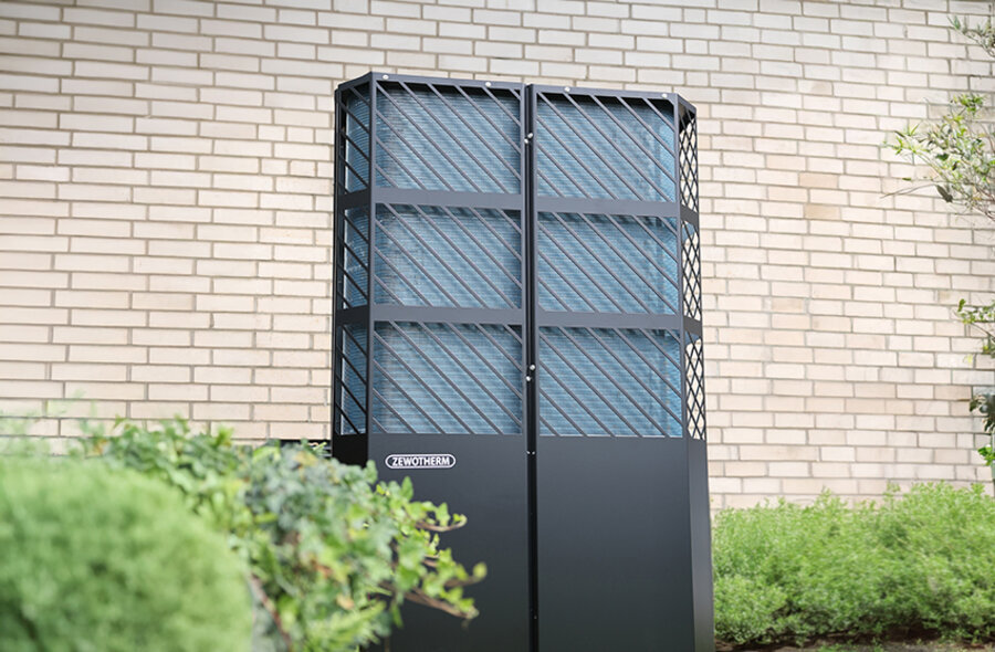 Zewotherm LAMBDA Wärmepumpe (20 kW) installiert vor einem Mehrfamilienhaus